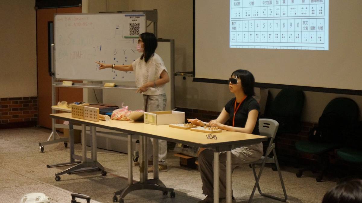 學員於模擬視覺障礙情境下，進行點字學習