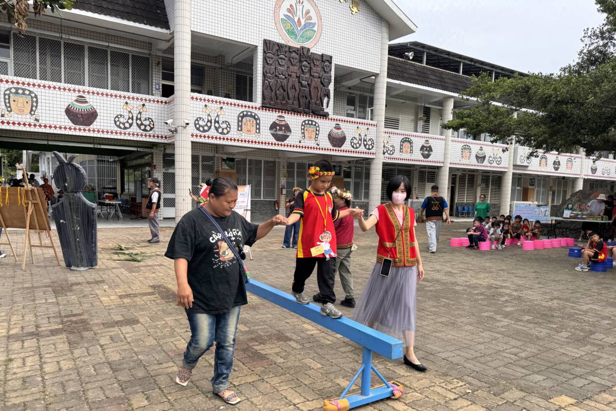 達魯瑪克實驗小學迎新活動-挑戰獨木橋