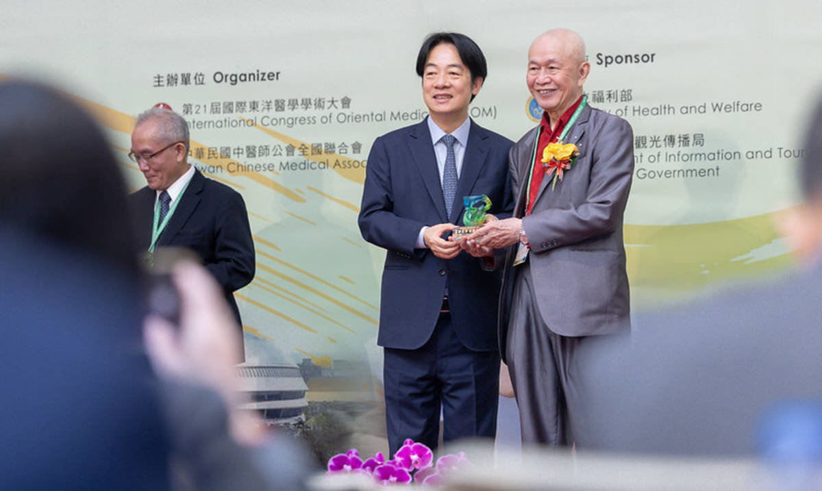 總統親頒「領導東洋光耀全球獎」及「深耕東洋健康臺灣獎」予獲獎者