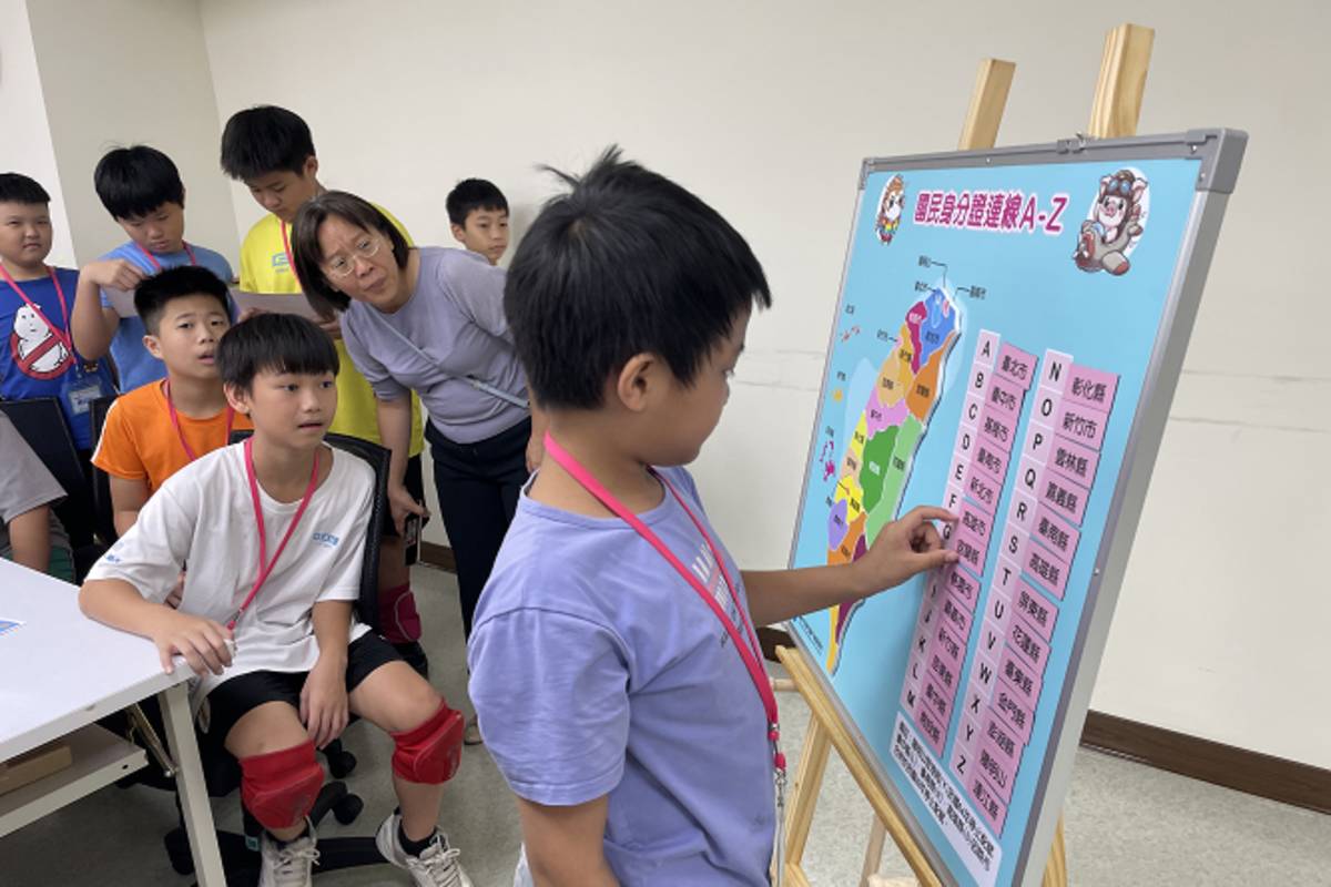 參加活動的西屯國小學童表示，第一次知道身分證上有那麼多學問。