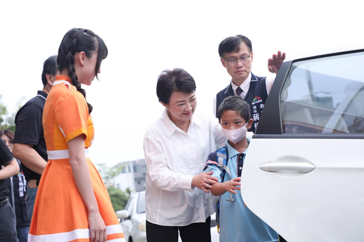臺中市長盧秀燕到沙鹿區鹿陽國小，親自迎接滿懷期待的孩子們踏進新校園，見證這所新設學校啟用的開心時刻。