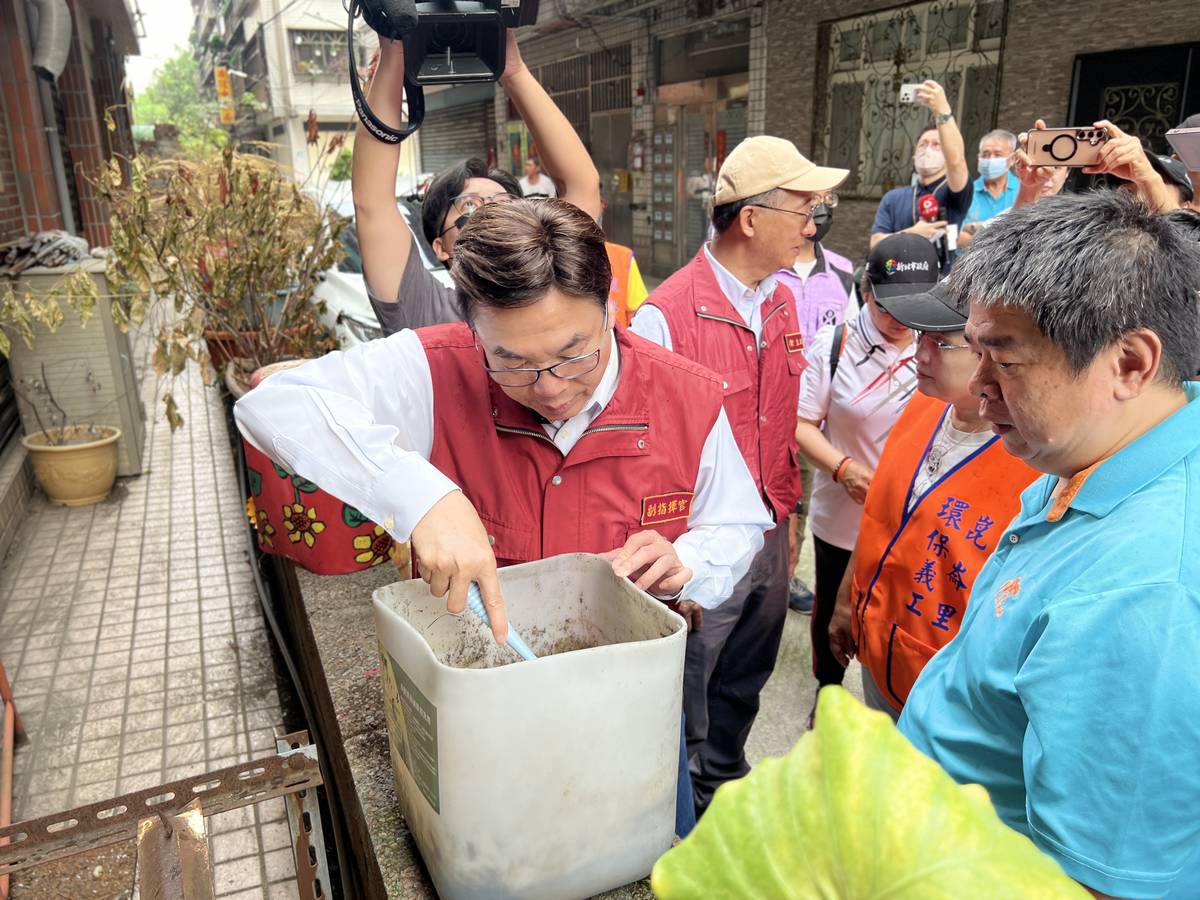 劉和然副市長環境巡檢，對花盆底盤、儲水桶等周邊環境隱藏性容器進行巡倒清刷，清除孳生源