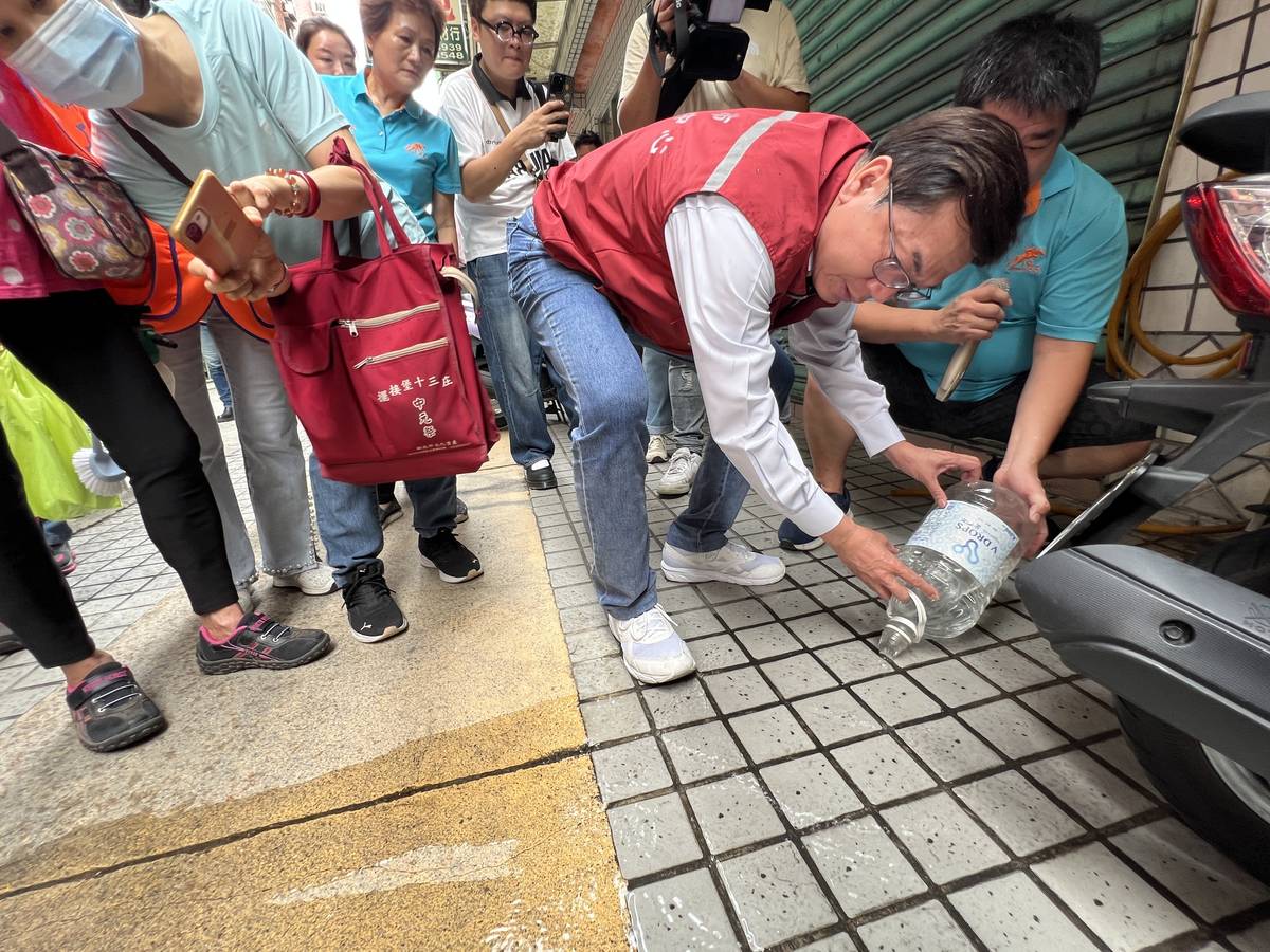 劉和然副市長環境巡檢，對花盆底盤、儲水桶等周邊環境隱藏性容器進行巡倒清刷，清除孳生源