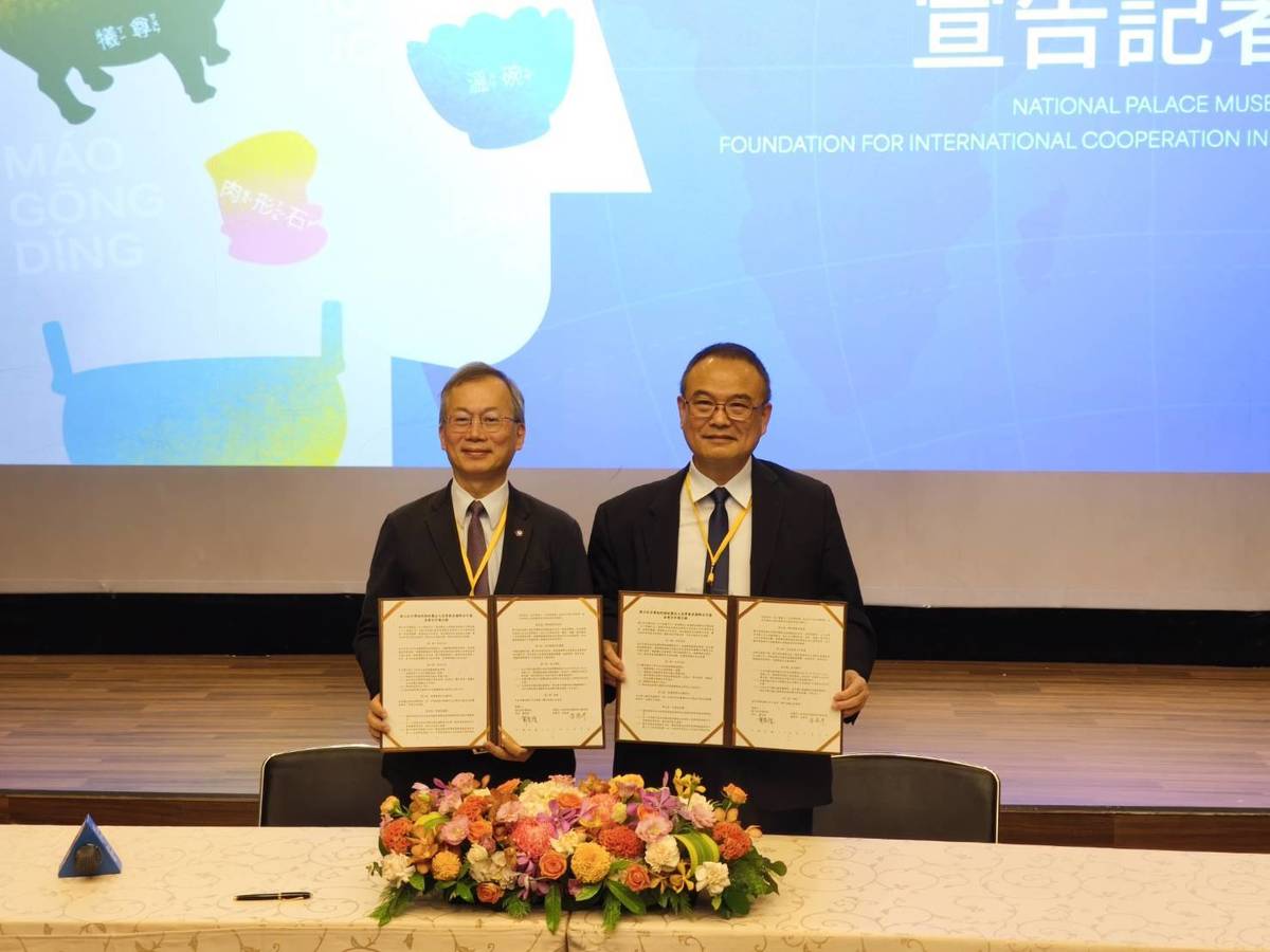 故宮博物院院長蕭宗煌(右)與高教國際合作基金會董事長、政治大學校長李蔡彥簽署合作備忘錄，宣告兩個單位的合作開始。
