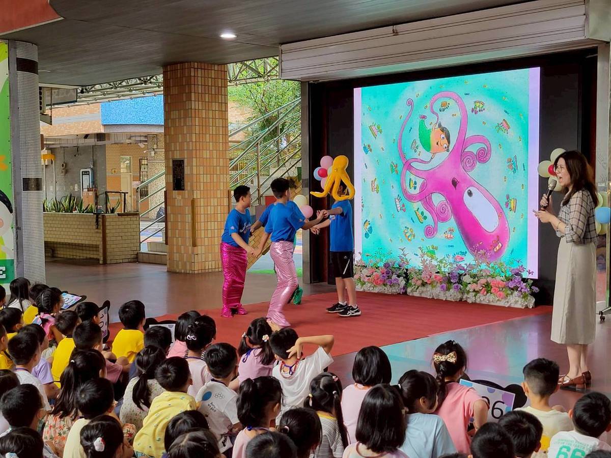 學長姊演出戲劇，迎接小一新生的到來