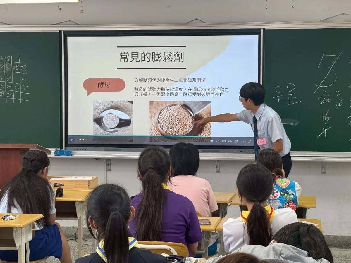 女童軍們在營隊課程中增進對烘焙材料的認識(圖片來源:臺北市女童軍會)