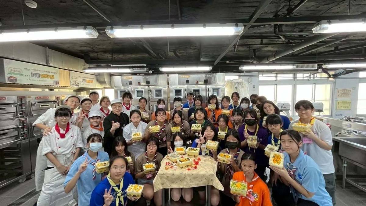 女童軍們運用新鮮水果製作甜點(圖片來源:臺北市女童軍會)