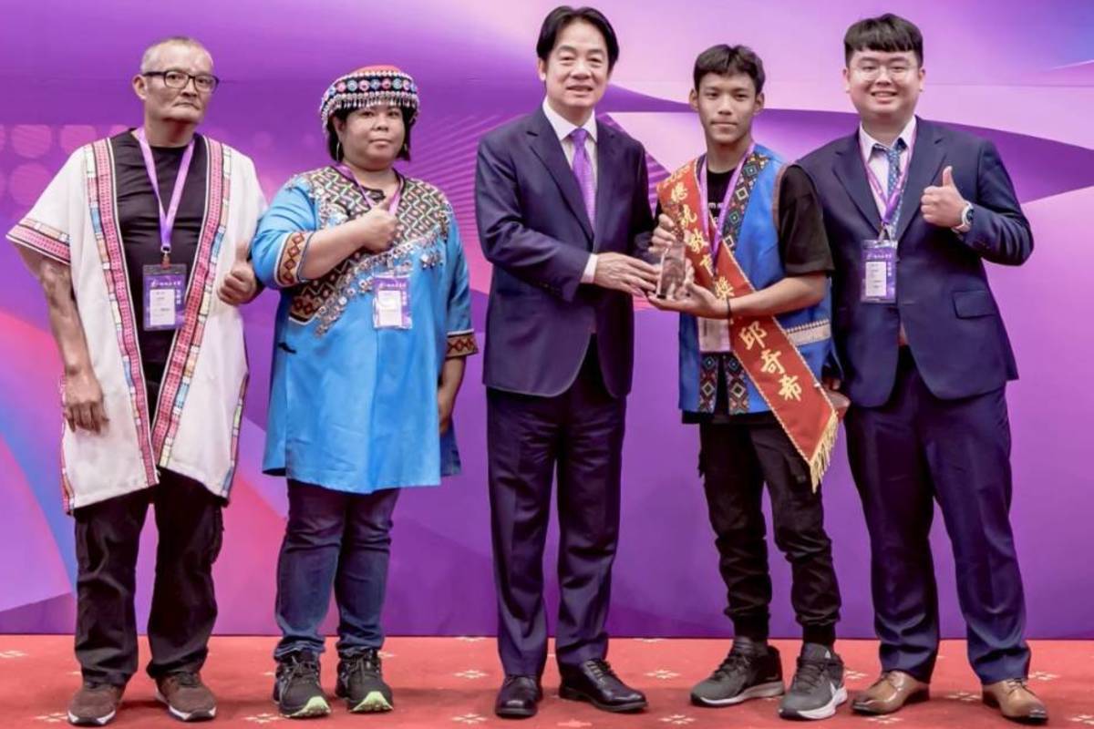腦性麻痺患者邱奇希（右二）因為努力與堅持創造奇蹟，獲得2025總統教育獎。