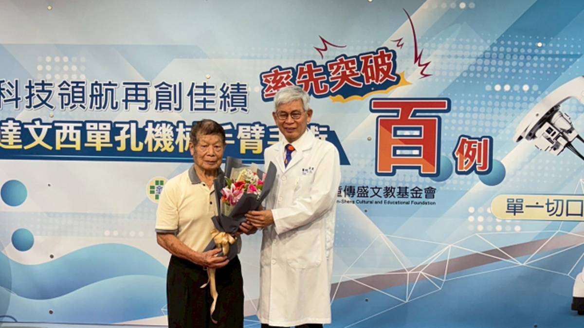 86歲罹患攝護腺癌的陳姓患者，送花感謝歐宴泉院長