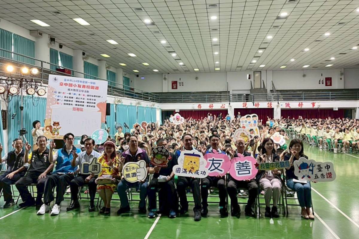 賴緣如副局長與學生及各界仕紳合照