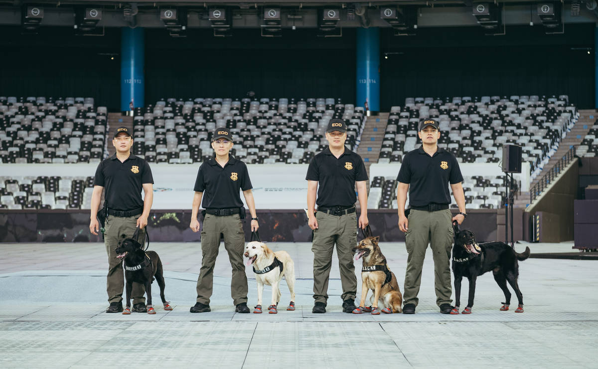 K9軍犬與訓練師合照。(文總提供)