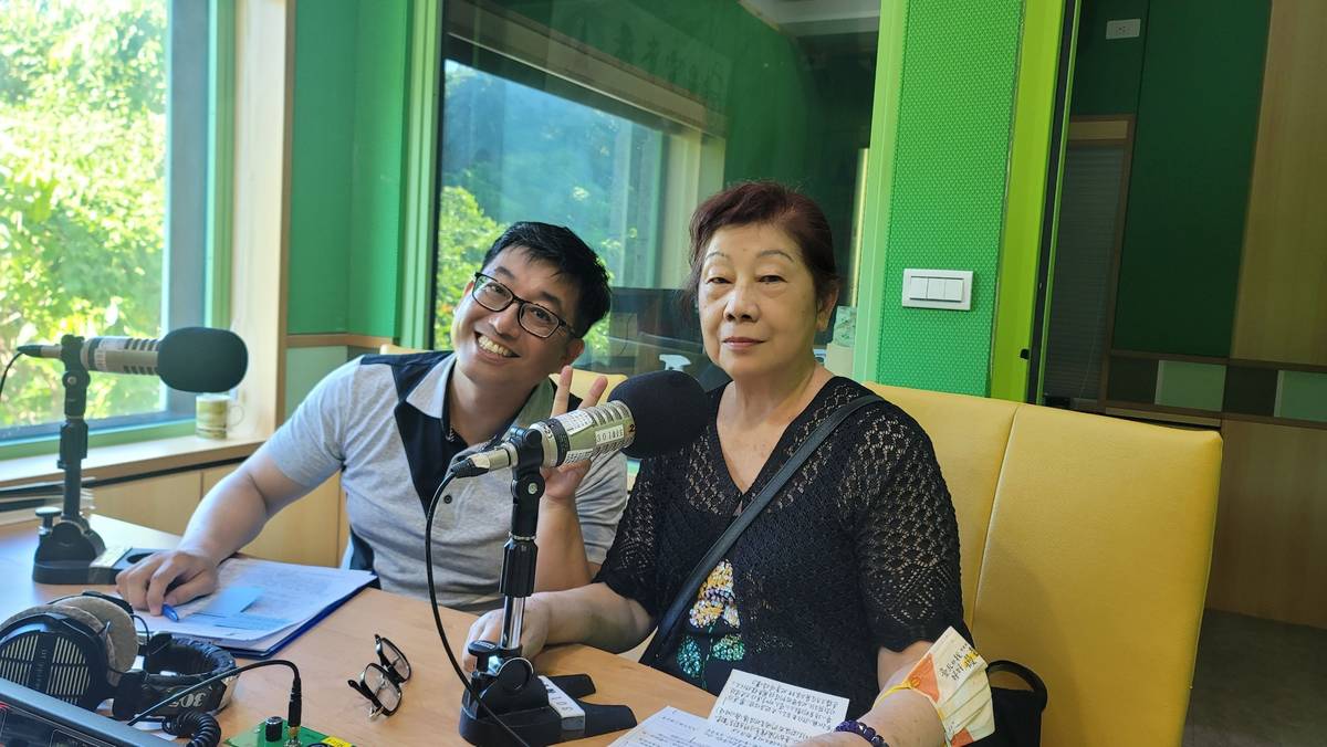 奉獻與傳愛的中山國小翁明達校長和他高齡八十仍在校園擔任志工的母親吳千枝女士