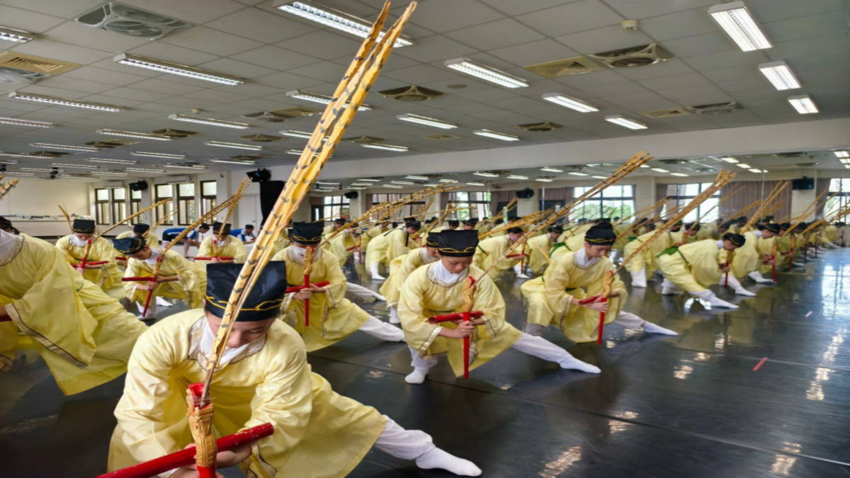 彰藝舞蹈班學生在祭孔大典前勤練六佾舞