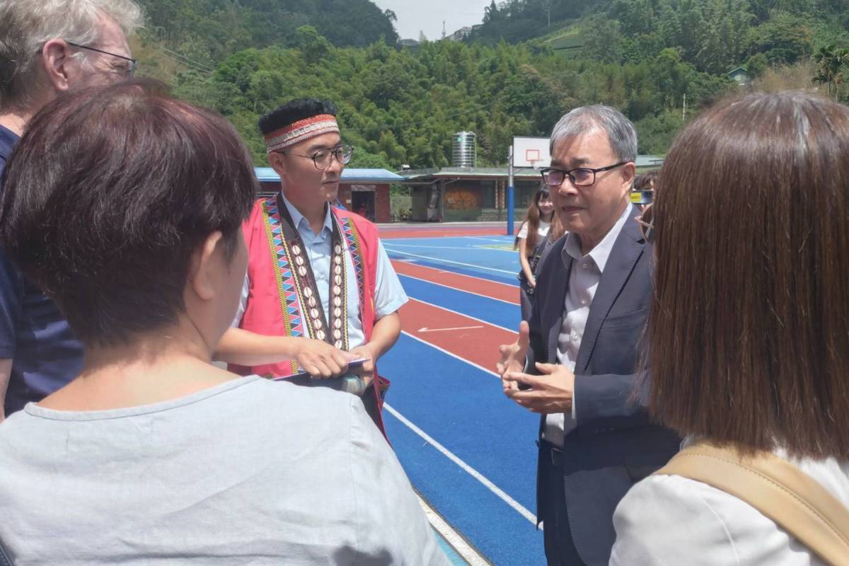 鄭英耀部長參加阿里山國中小boarding school揭牌 