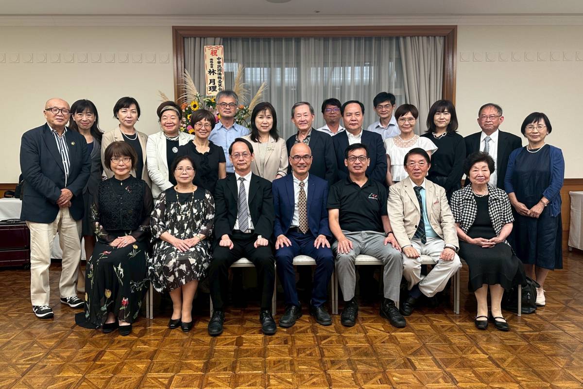 出席臺灣留日大學教師會在東京千代田區舉行座談會的貴賓合影