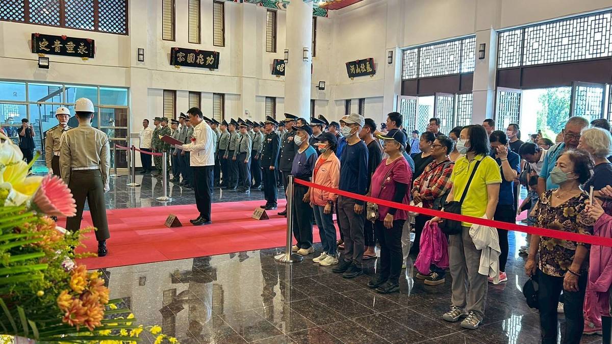 卑南鄉泰安村軍人公墓舉行軍人忠靈祠114年秋祭典禮，包括臺東縣內各軍事單位首長、官兵代表及遺族約380位參加。