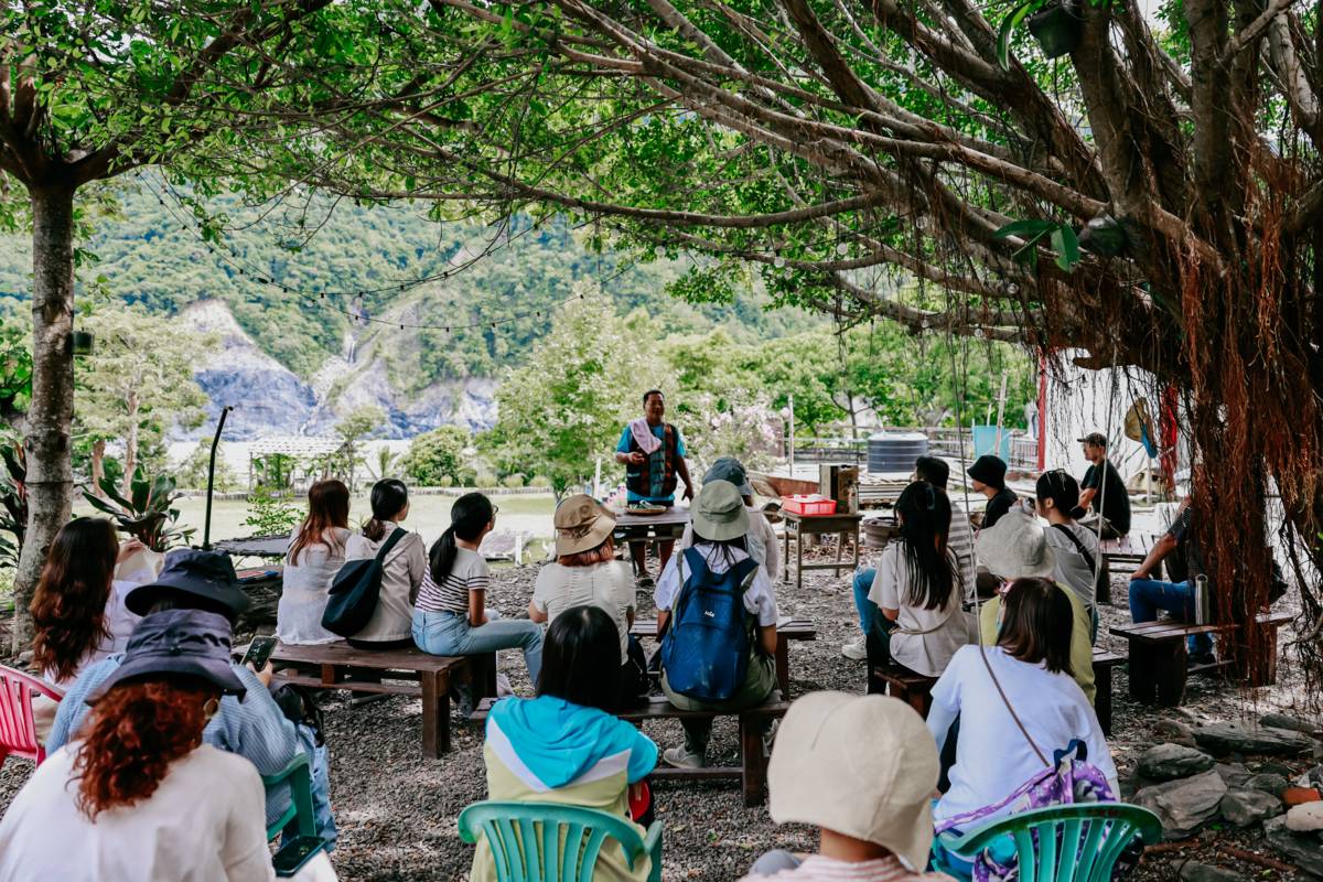 臺東青年走讀帶領團員認識部落的日常，從不同族群的文化視角出發，引導參加的青年們理解何謂「土坂時間」。