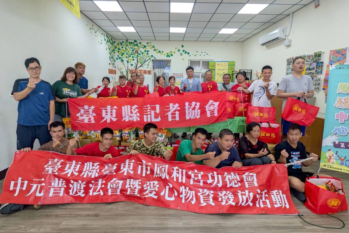 臺東縣記者協會進行資源連結，將鳳和宮中元普度的供品，送到需要的原來學會。