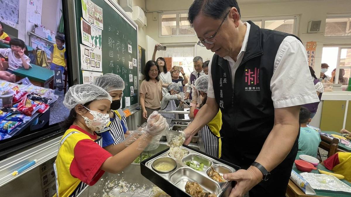 桃園市長張善政前往桃園市龍星國小，與學生們一同享用營養美味的午餐。