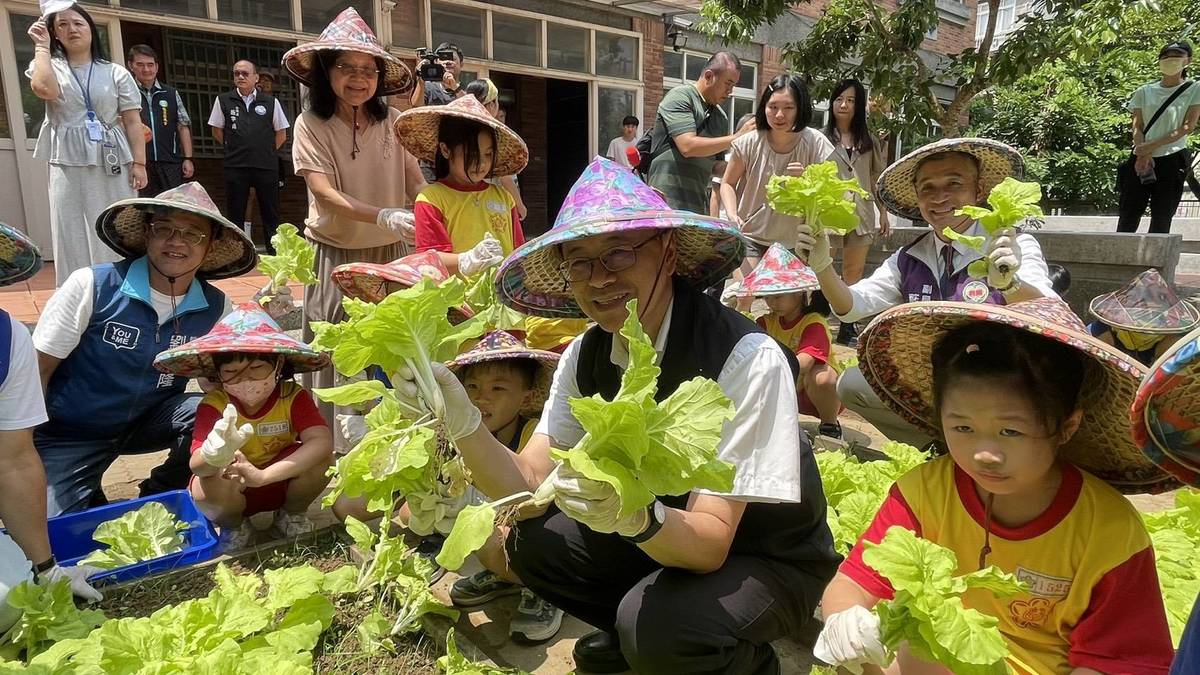 張善政市長與學生一同體驗食農樂趣