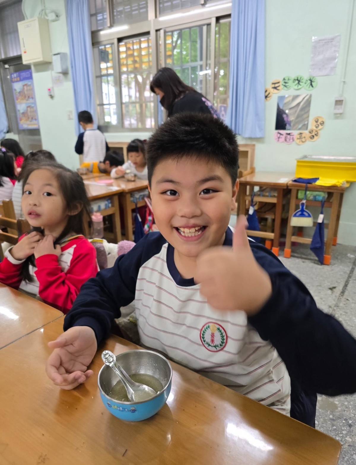 景美國小學生享用兼具美味和營養的低碳午餐