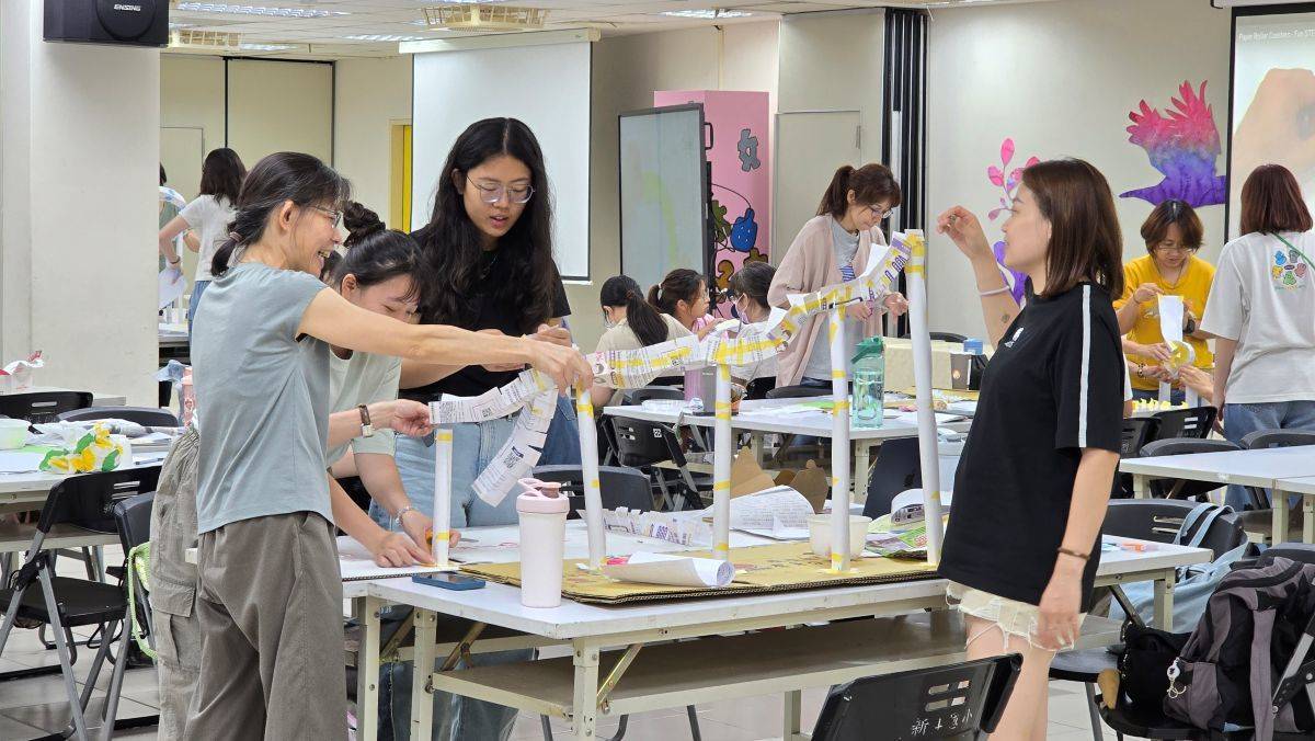 基地園研習活動，教師運用紙張搭建各種軌道 
