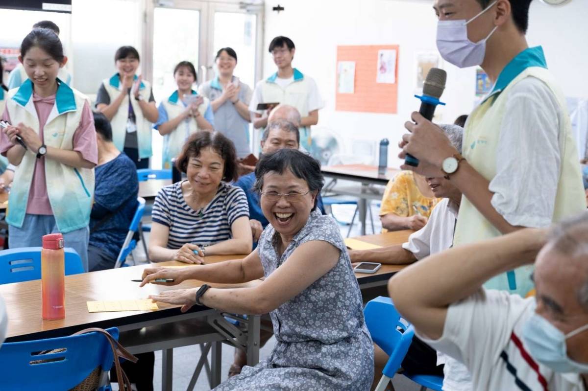 「學生志工×小蜜蜂餐車」活動，由8名曙光女中國中部畢業生擔任志工。（新竹市政府提供）