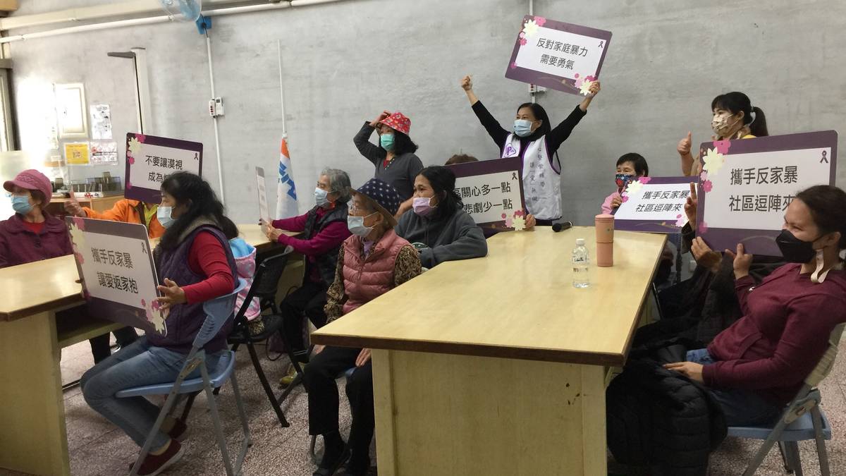 花蓮新住民學習中心主任楊雪霞為社區長輩辦理防暴宣導課程