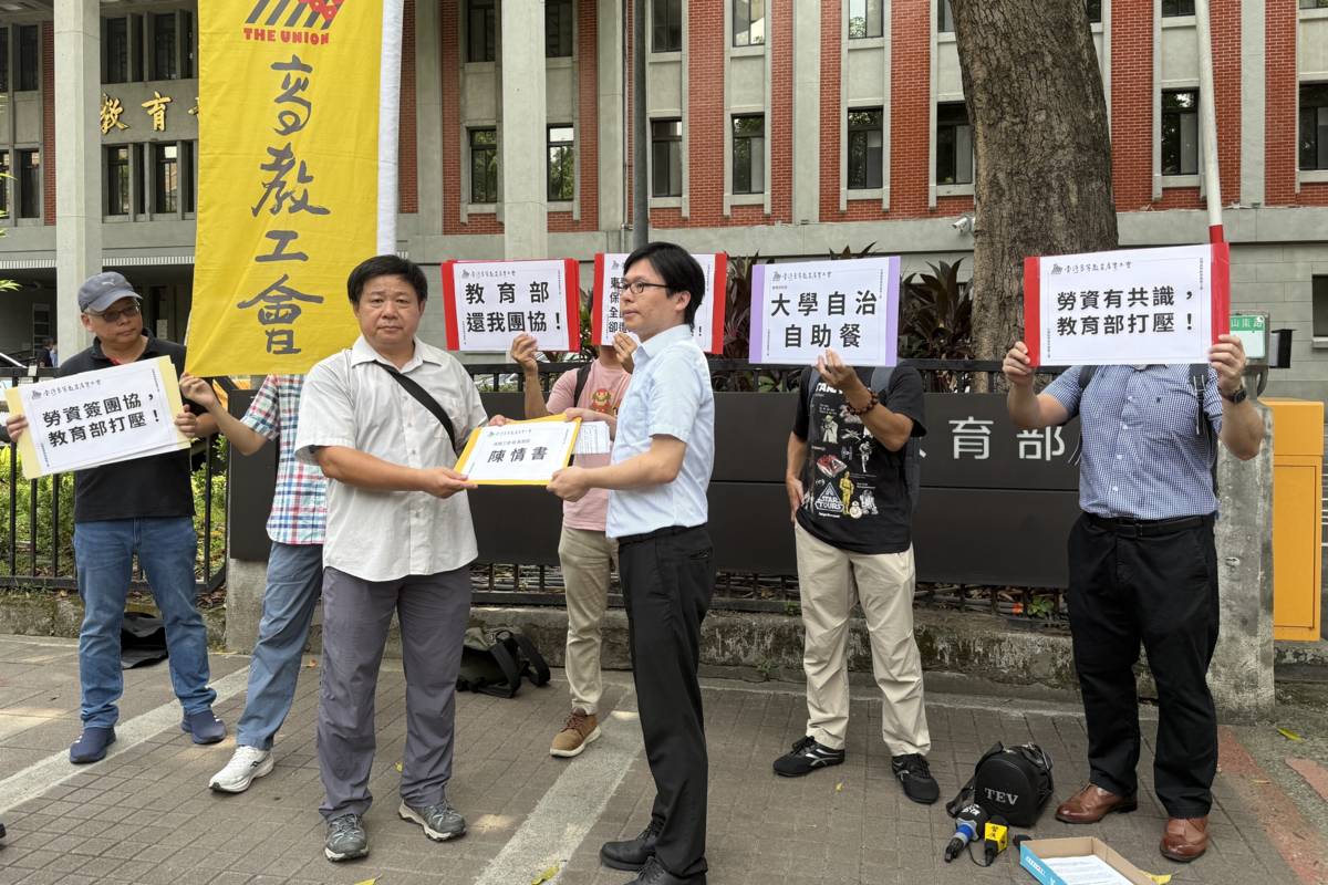 教育部高等教育司專門委員吳志偉代表出面接受陳情