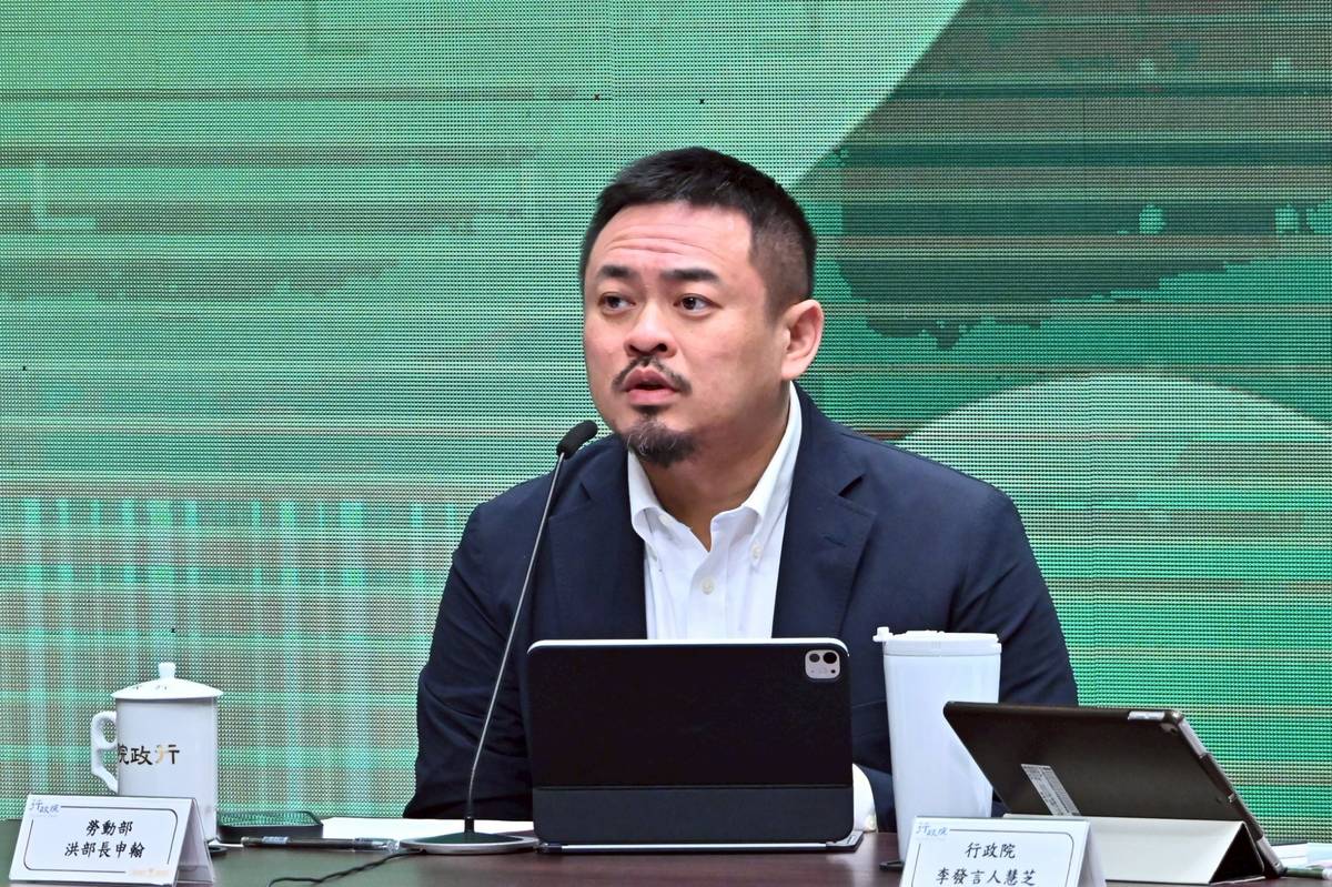 勞動部部長洪申翰說明《育嬰留停照顧彈性化》方案內容。(行政院提供)