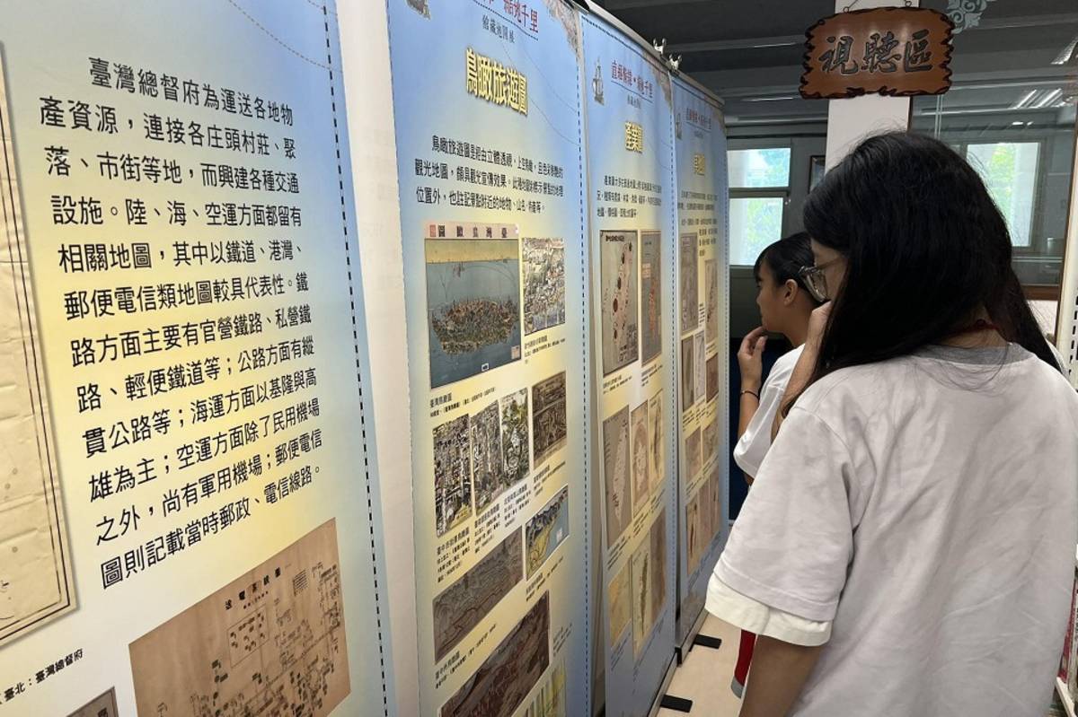 學生在圖書館觀展(花女提供)