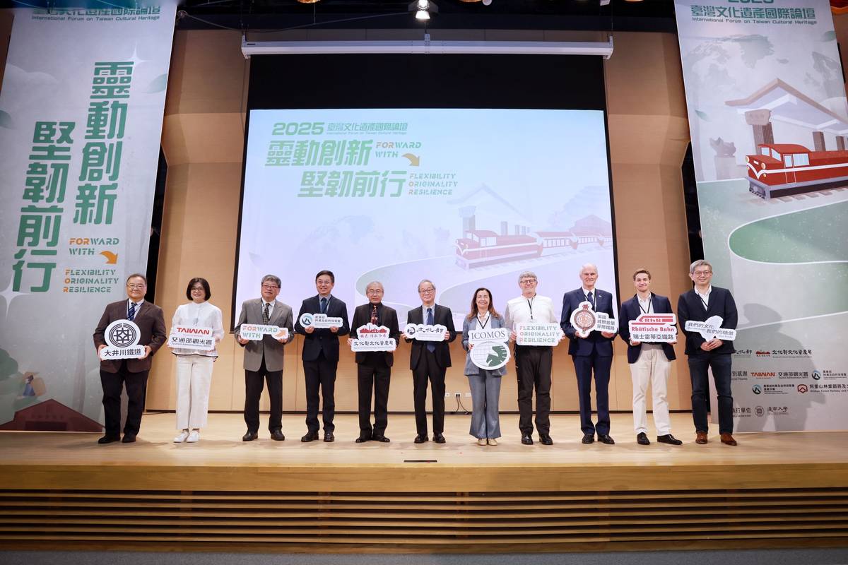 「2025年臺灣文化遺產國際論壇」開幕合影。(文化部提供)