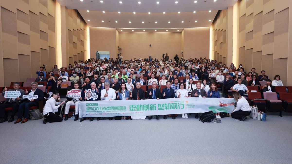 「2025年臺灣文化遺產國際論壇」開幕合影。(文化部提供)