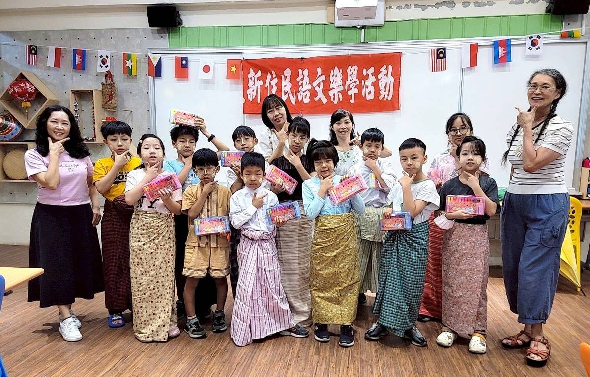 秀朗國小同學參與新住民暑期樂學活動緬甸傳統服飾體驗及特納卡體驗