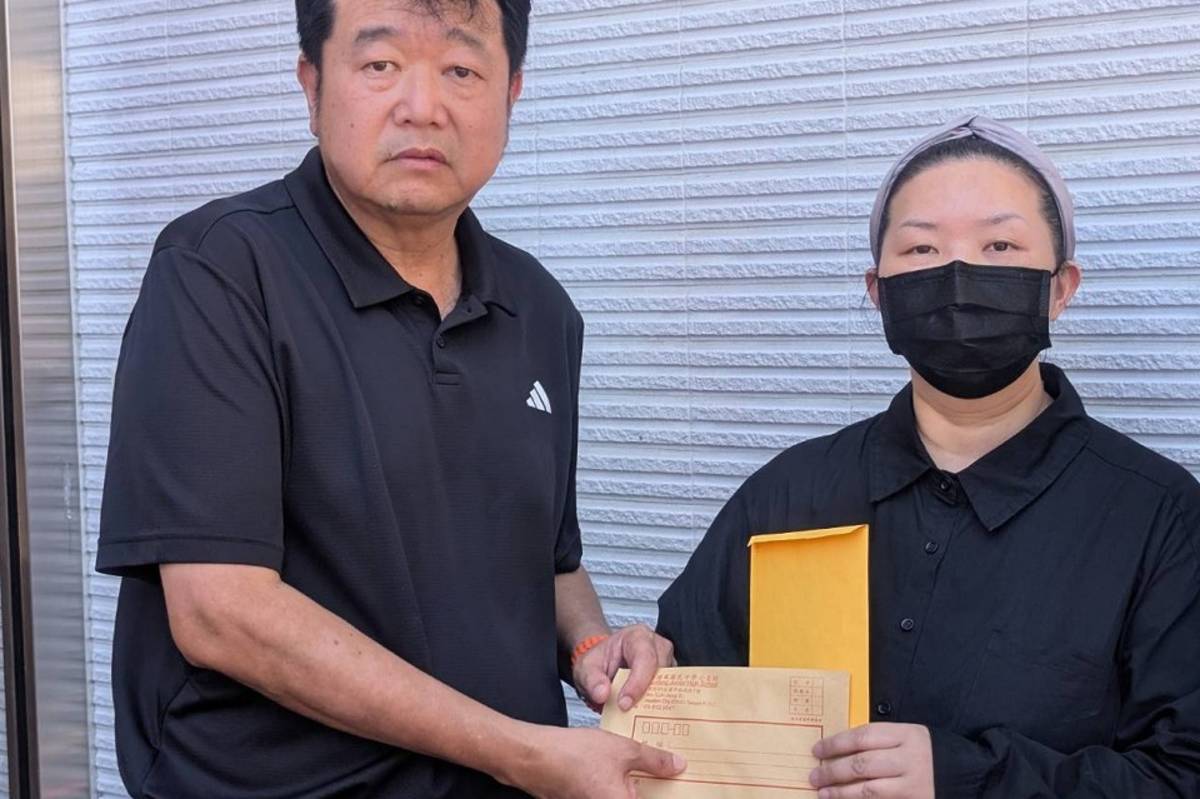 校長(左)關懷九寶家庭