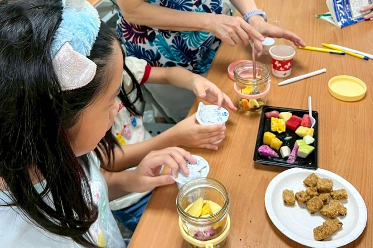 彰基營養部建議健康飲食認識食物五大類，並親手製作新鮮水果加含益生菌（圖:彰基提供）
