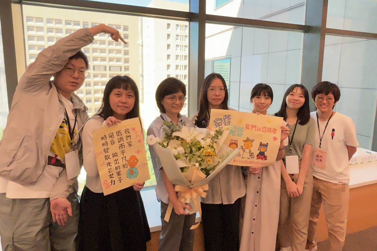 獲得服務績優獎的林宛蓉（左三）