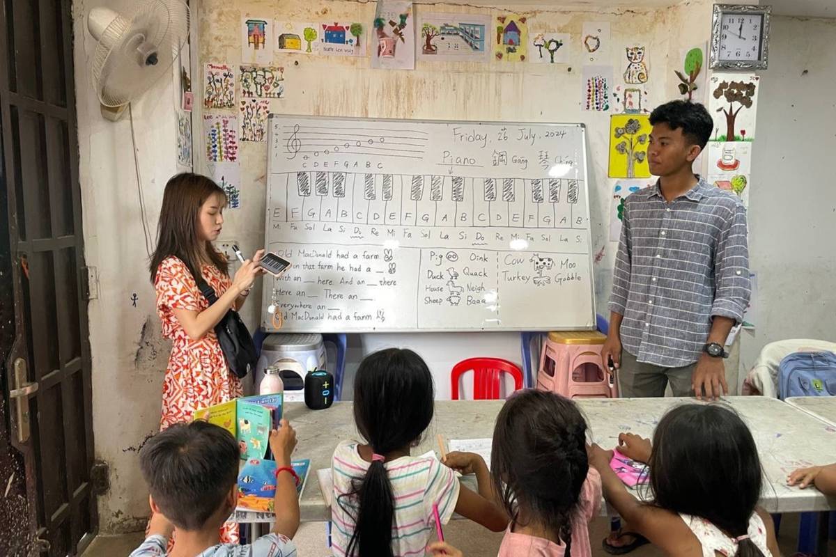 實踐大學余頌愛同學（圖左站立者）赴柬埔寨NGO組織實習