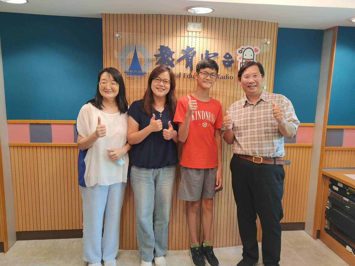 來賓王宣驊老師（左二）及孩子（右二）還有主持人們