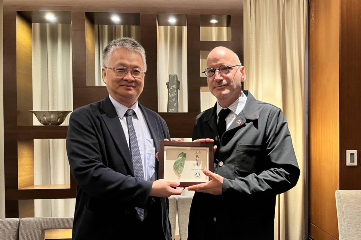 教育部劉國偉政務次長(左)與法國孔多塞校園趙歷祐校長(右)合影 (教育部提供)