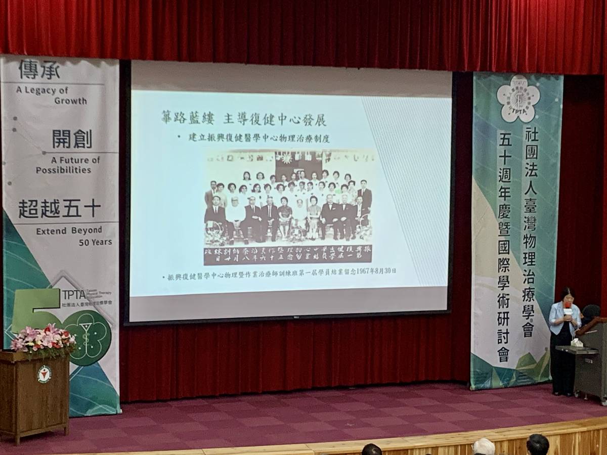 來賓回顧過往理事長 (記者攝)