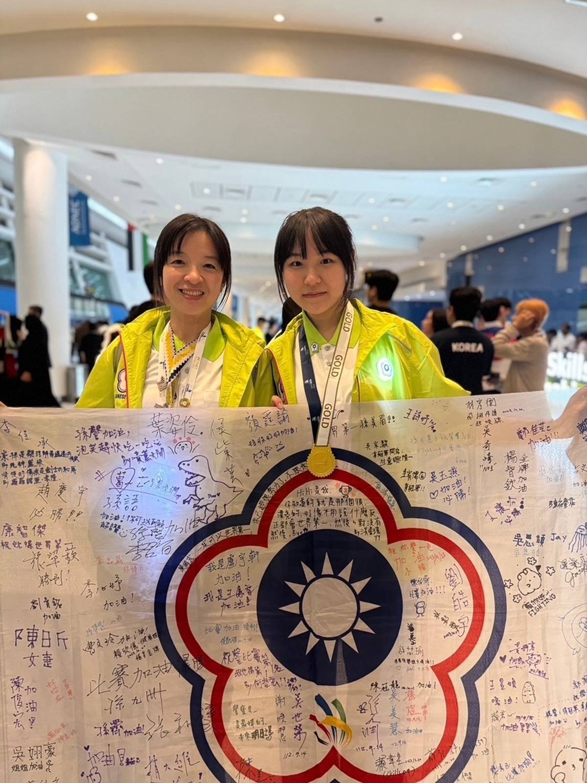 葉怡君老師（左）指導國手參加2023年阿布達比亞洲技能競賽服裝創作職類榮獲金牌