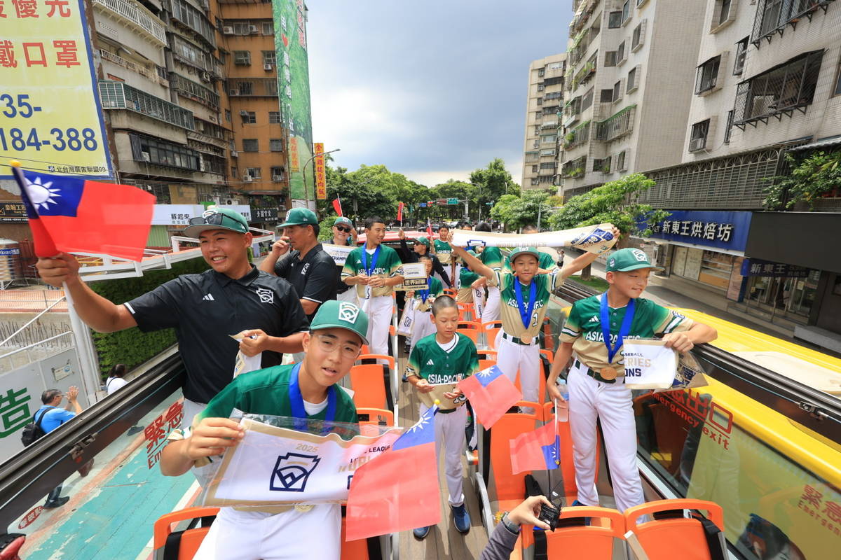 臺北市政府為東園國小少棒隊舉辦「東園少棒世界冠軍凱旋遊行」