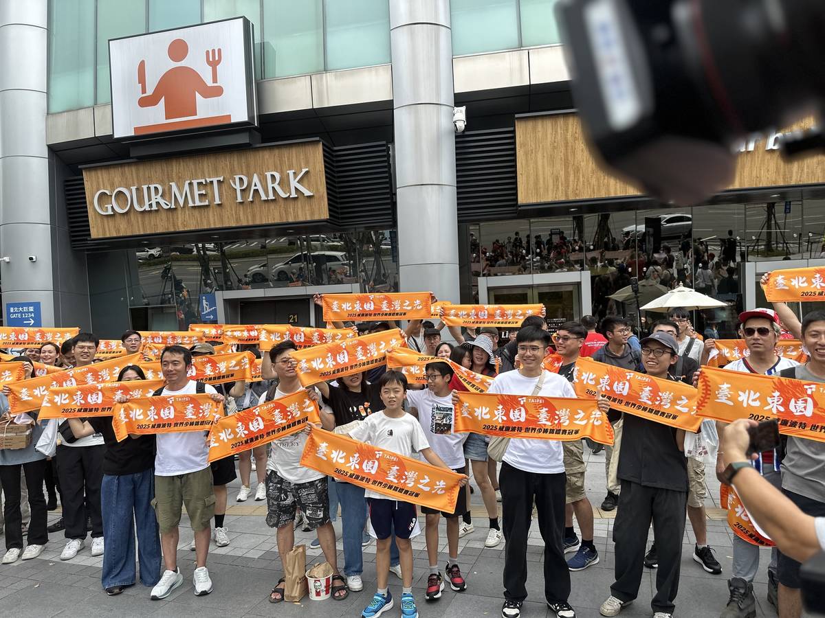 加油團手持應援毛巾在定點迎接選手車隊經過
