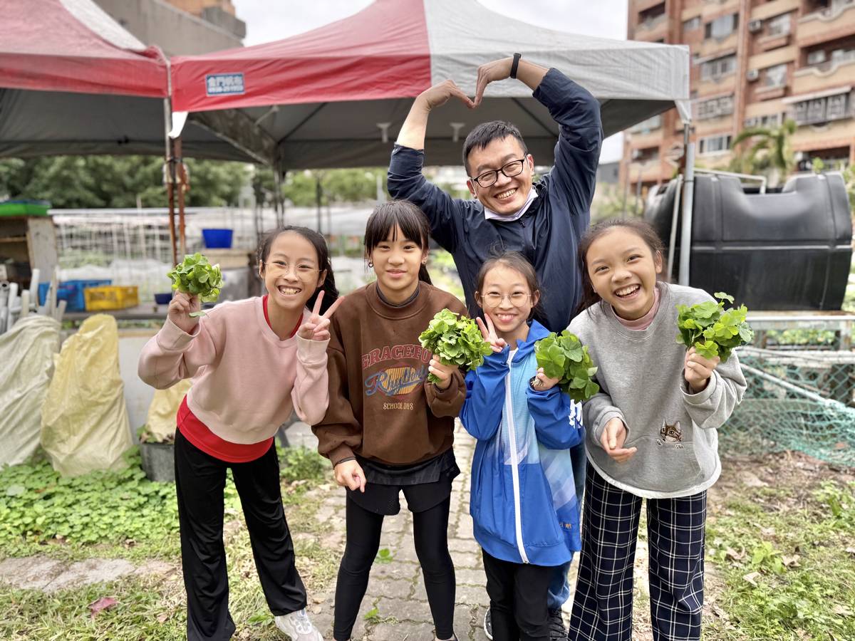 在這片菜園裡，孩子們的成長故事一幕幕上演。起初，他們對於碰泥土、區分石頭充滿排斥，甚至不願弄髒雙手。但隨著實際操作的累積，他們慢慢克服恐懼，學會在土地裡找到樂趣。(李冠霆老師提供)