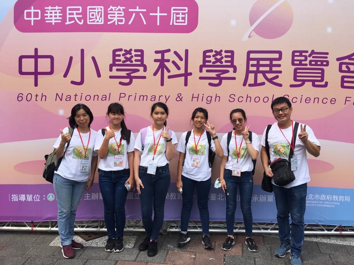 除了校園內的課程設計，李冠霆老師還帶領學生走出校園，投入科展研究。即使行政事務繁忙，他依然利用假日帶學生進行田野調查。(李冠霆老師提供)
