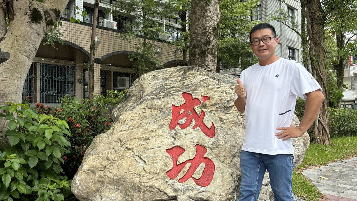 在熙攘喧鬧的羅東市場裡，魚貨、蔬菜與衣服的叫賣聲交織成一幅生活的畫面。就在這樣的環境中長大的李冠霆老師，如今成為宜蘭縣羅東鎮成功國小優秀教師，並榮獲114年師鐸獎。(李冠霆老師提供)