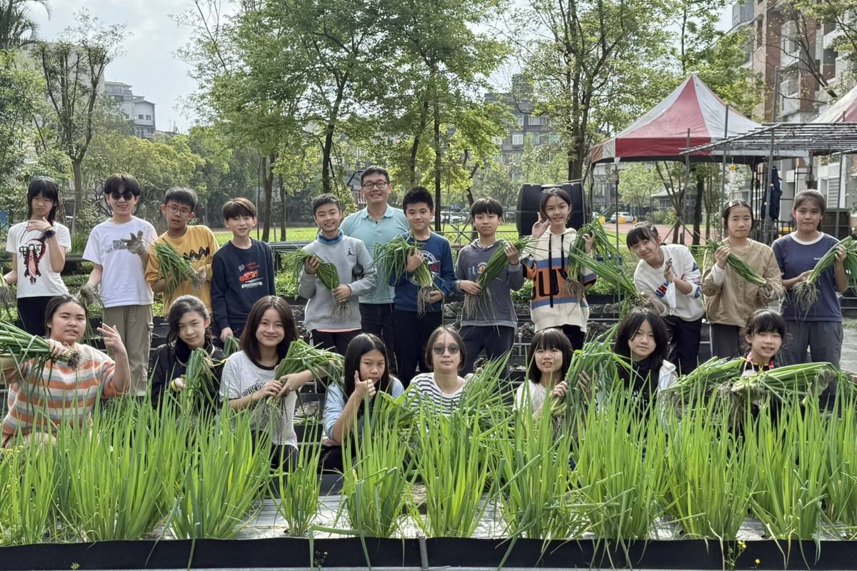 李冠霆老師推動「活力菜園」已長達十年，在教學路上，老師陪伴孩子親近土地、探索科學，看見他們因發現而閃亮的眼神，是老師最深的感動。(李冠霆老師提供)