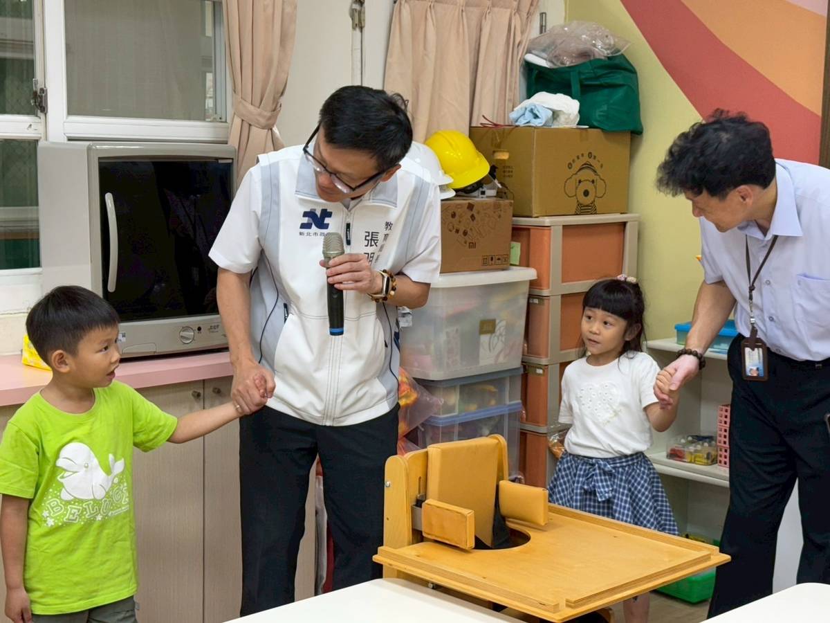 局長與校長及小幫手一起在教室尋找教育輔具-特製課桌椅
