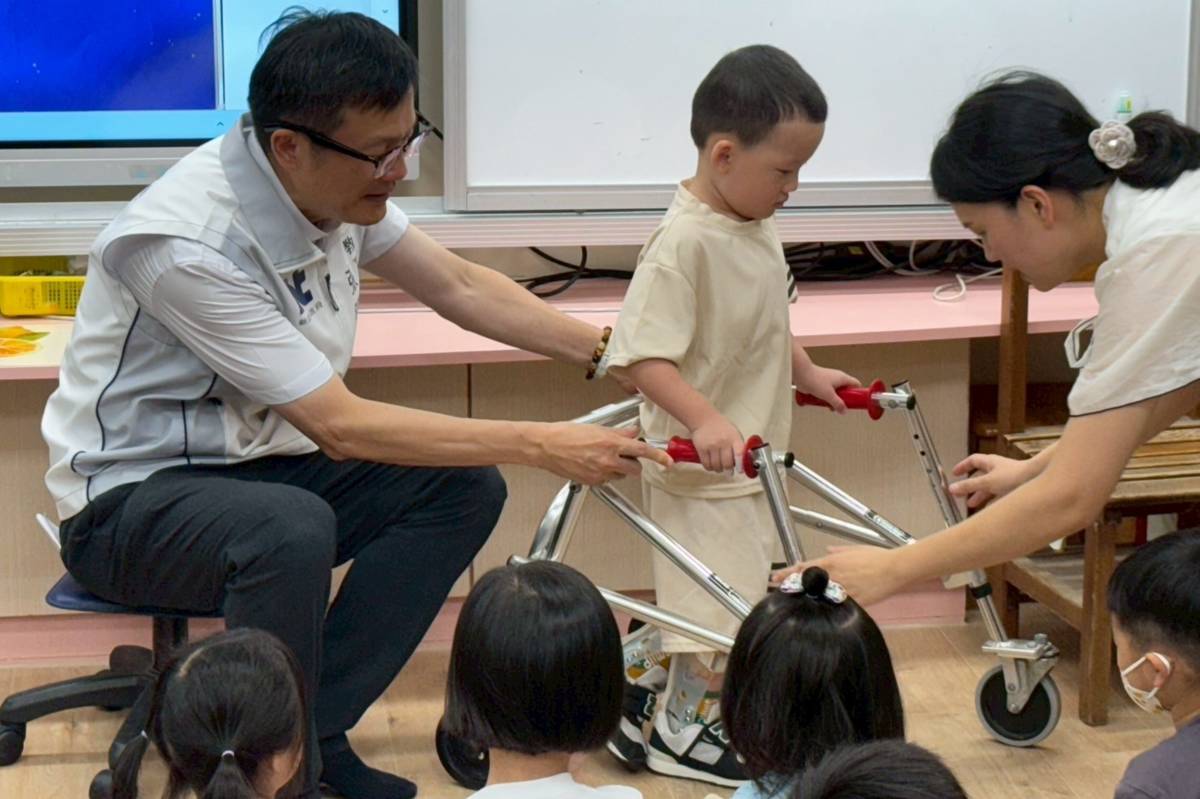 局長與老師一同協助身心障礙幼生使用助行器